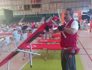 Miembro del equipo de Cruz Roja Zamora ayudando en el albergue de El Barraco (Ávila)