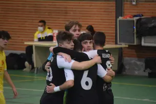 Los jugadores del juvenil del River se abrazan tras un gol de Bibi