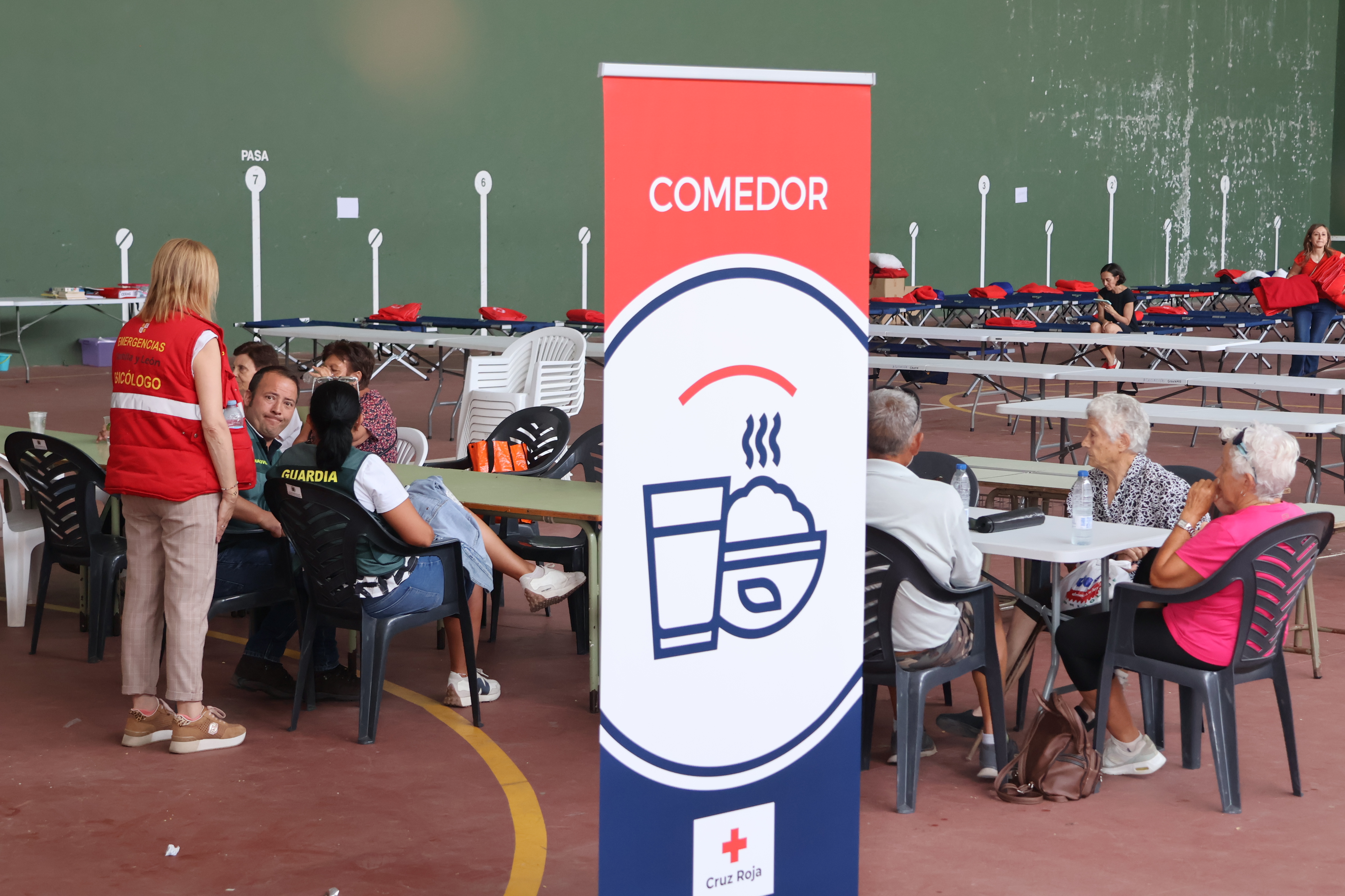 Apenas una docena de vecinos quedaban esta ma&ntilde;ana en el polideportivo de Bermillo de Sayago