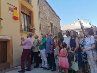 Placa situada en la fachada en la que vivió el gran etnográfico de la zona Luis Cortés Vázquez