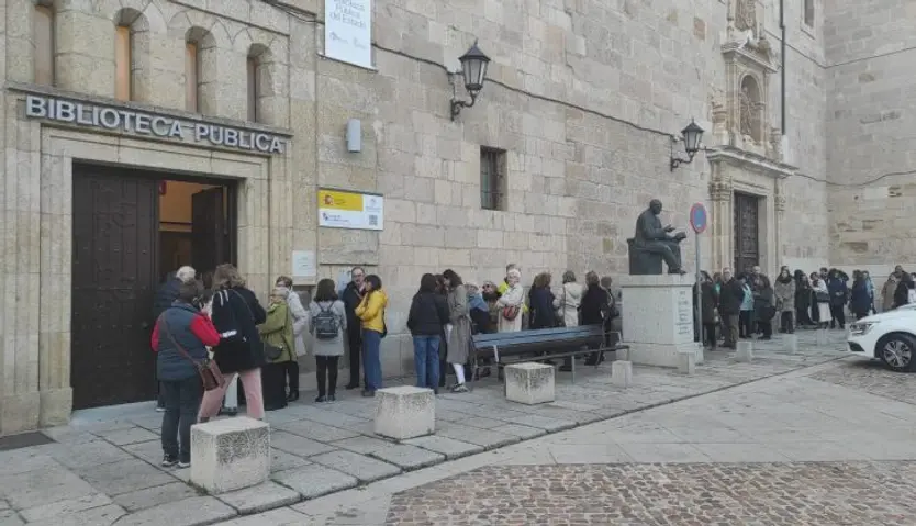 Cola para entrar a la Biblioteca de Zamora