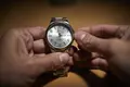 Una persona cambia la hora en su reloj. EP