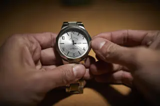 Una persona cambia la hora en su reloj. EP