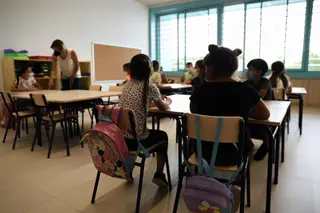 Una profesora junto con alumnos. EP