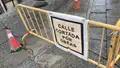 Imagen de una valla de calle cortada
