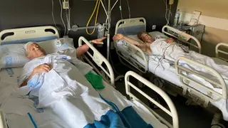 Carmen y Jesús se dan la mano en el hospital
