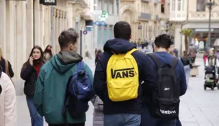 Jóvenes paseando