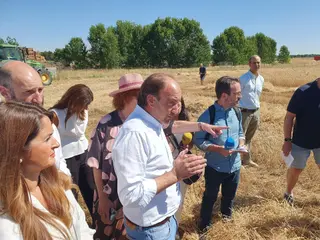El consejero de Agricultura, Ganadería, Medio Rural y Política Ambiental, Joaquín Antonio Pino, acude al campo cerealista de Tabladillo para su rueda de prensa. - EUROPA PRESS