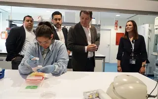El presidente de la Junta de Castilla y León, Alfonso Fernández Mañueco, visita las instalaciones de Parque Tecnológico de Boecillo, donde está la empresa 53Biologics. Ruben Cacho - ICAL.