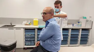 El delegado territorial de la Junta de Castilla y León, Fernando Prada, recibiendo la vacuna contra la gripe.