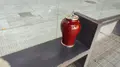Imagen de la urna funeraria olvidada en una parada de autobús en Zamora