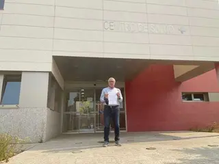 José Fernández, alcalde de Puebla de Sanabria, delante del centro de salud