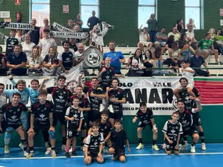 Jugadores del River Zamora con su afición tras la victoria