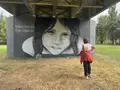 Una mujer observa el mural restaurado