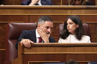 El presidente de Vox, Santiago Abascal, y la portavoz de Vox en el Congreso, Pepa Millán, durante una sesión plenaria en el Congreso de los Diputados. - Eduardo Parra - Europa Press