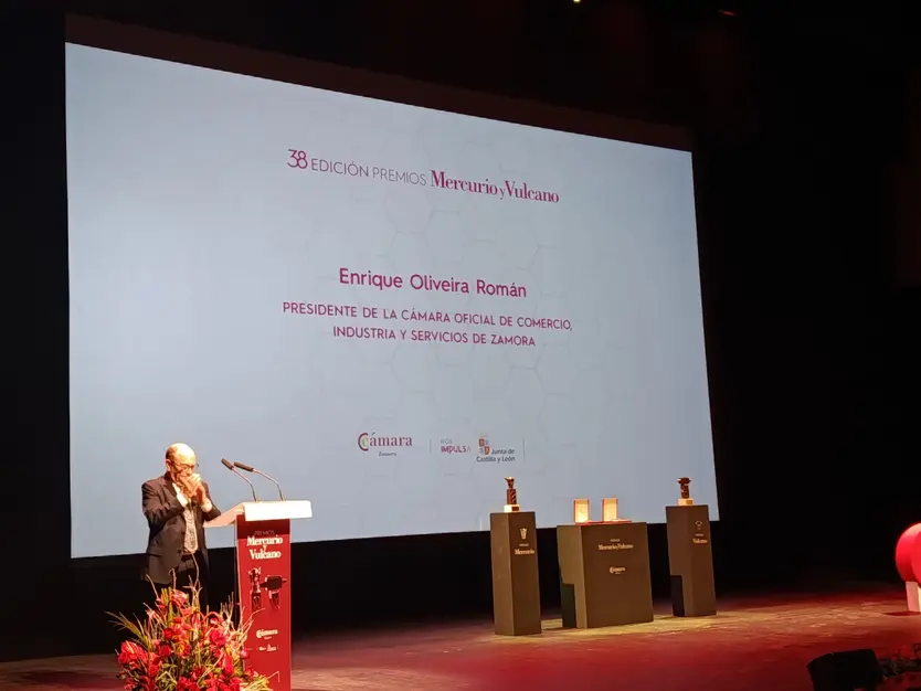 Enrique Oliveira manda las condolencias a la familia de Herminio Ramos al inicio del acto