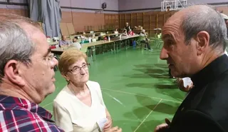 El obispo de Astorga muestra en Camarzana su apoyo a los evacuados por los incendios de la Sierra de la Culebra
