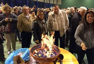 Decenas de personas celebran el magosto tradicional en Trabazos