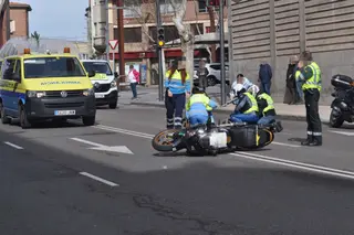 Caída de un motorista de la organización del trofeo ciclista