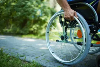 Persona en silla de ruedas. Archivo