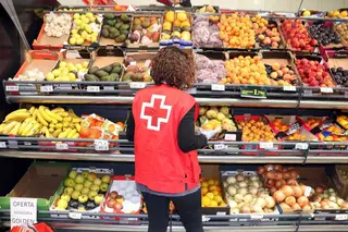 Una voluntaria de Cruz Roja en un supermercado