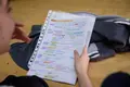 Un estudiante repasa antes del inicio de un examen. Archivo | EP