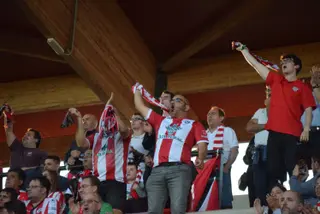 Aficionados rojiblancos en el Zamora CF - UD Sanse.