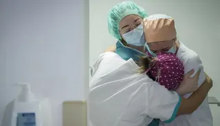 Un abrazo de enfermeras. Archivo.