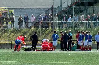 Los servicios médicos atendieron al joven en el campo tras el choque