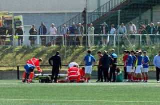Los servicios médicos atendieron al joven en el campo tras el choque
