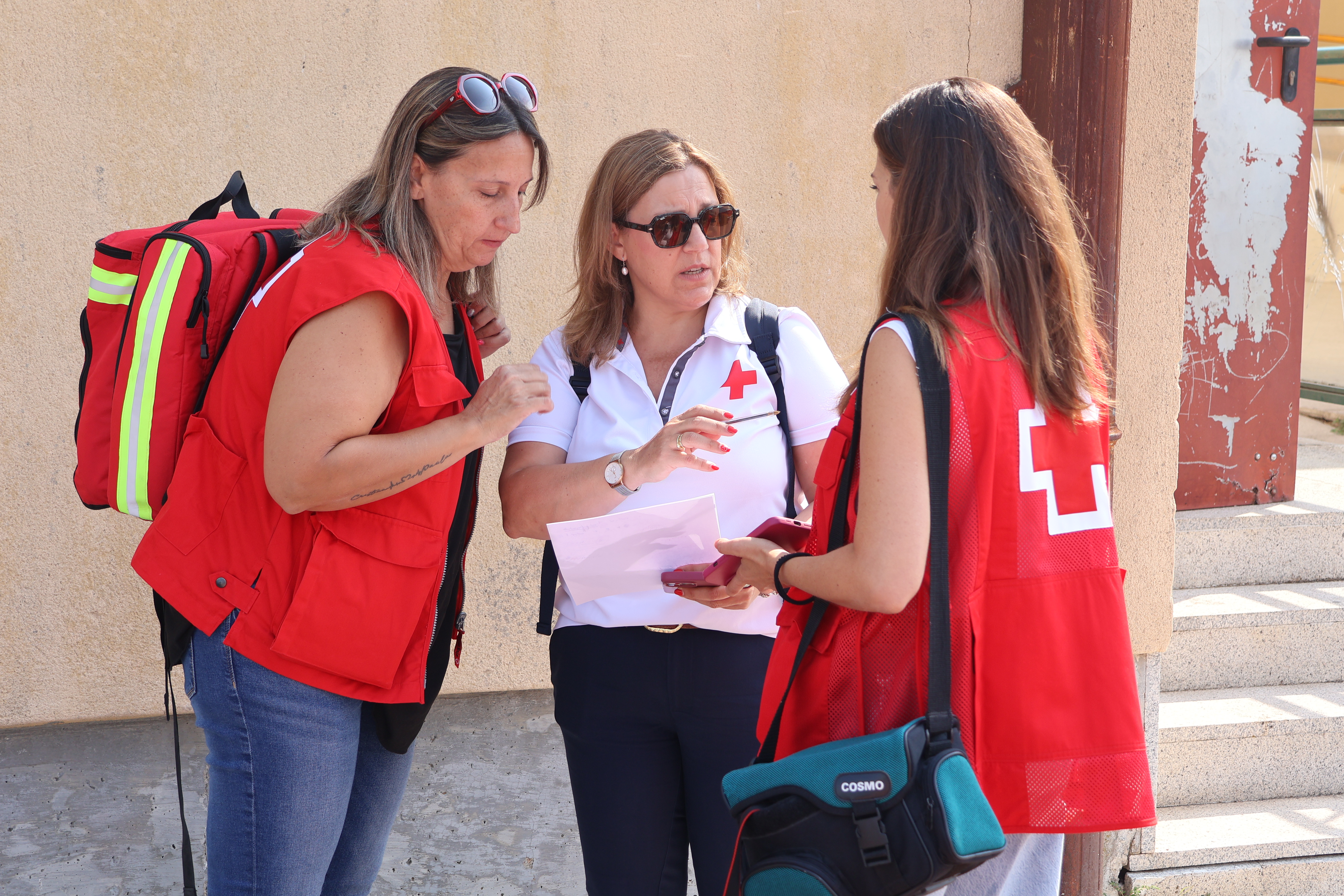 Rosa Illera (centro) coordinando con otras trabajadoras de Cruz Roja la vuelta a casa de los vecinos