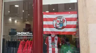Imagen de la bandera en el escaparate de la tienda oficial. Archivo