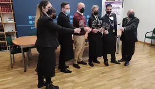 Los sumilleres palentinos que participarán en el Campeonato de CyL junto al vicepresidente de la Diputación y el presidente de los sumilleres. EUROPA PRESS