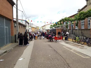 Las calles de La Hiniesta viven la jornada festiva. Archivo