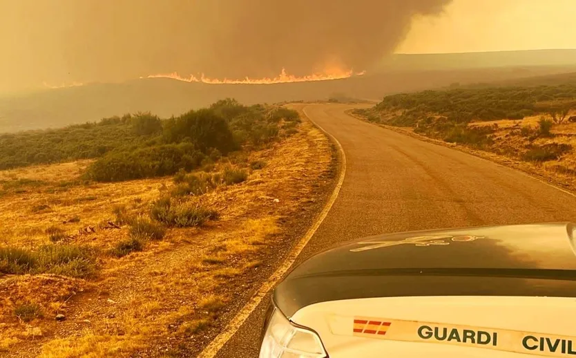 Incendio desde la carretera de acceso a laguna de peces
