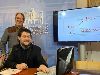 El alcalde, Francisco Guarido, junto al concejal de Economía y Hacienda, Diego Bernardo, en la presentación de los Presupuestos Municipales de 2023