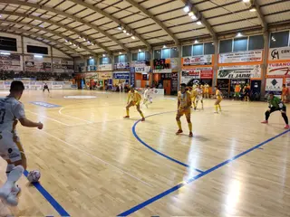 Una acción a balón parado del Noia contra el Atlético Benavente