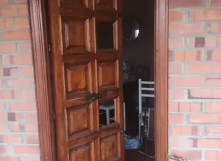 Estado en el que ha quedado la puerta de la vivienda