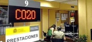 Una mujer es atendida en la sección de prestaciones