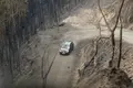 Un coche circula por una carretera calcinada Foto: Carlos Castro - Europa Press - Archivo