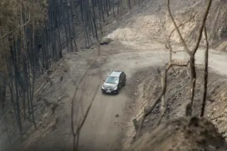 Un coche circula por una carretera calcinada Foto: Carlos Castro - Europa Press - Archivo