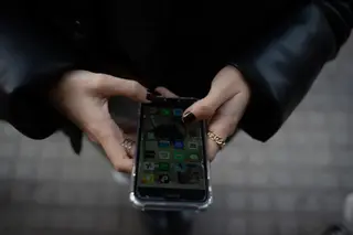 Una joven usa el teléfono móvil (archivo) David Zorrakino Europa Press Archivo