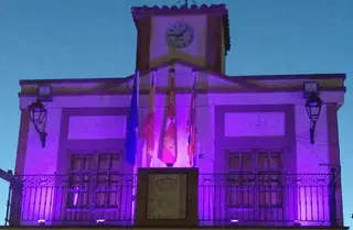 Iluminación de la fachada del Ayuntamiento de Moraleja del Vino con motivo del Día contra la Violencia de Género. Archivo