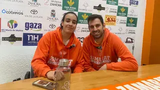 La jugadora Aina Martín y el técnico Raúl Perez