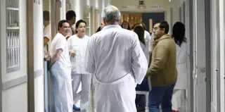 La sanidad continúa perdiendo empleos y acumula medio año a la baja