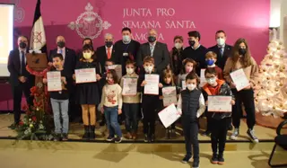 Entrega de diplomas en el concurso de dibujo de la Tercera Caída