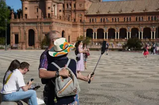 Turistas pasean por la Plaza de España en Sevilla. - María José López - Europa Press - Archivo