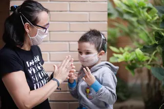 Una madre y su hijo con discapacidad auditiva utilizan una mascarilla transparente certificada | EP.