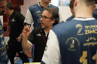 Félix Mojón, Con Sus Jugadores En El Duelo De Este Sábado