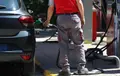 Una persona reposta gasolina en un coche - Marta Fernández - Europa Press - Archivo